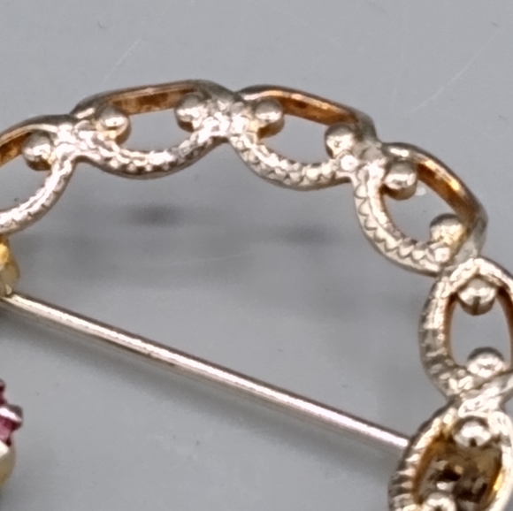 Gold tone Filigree Rhinestone Wreath Circle Brooch Pin Vintage - Picture 3 of 10